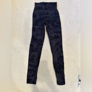 Lulu Lemon black and gray camo leggings size 2 - gently worn